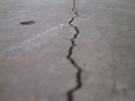 Signs of Foundation Problems–Structural vs. Non-structural Wall Cracks
